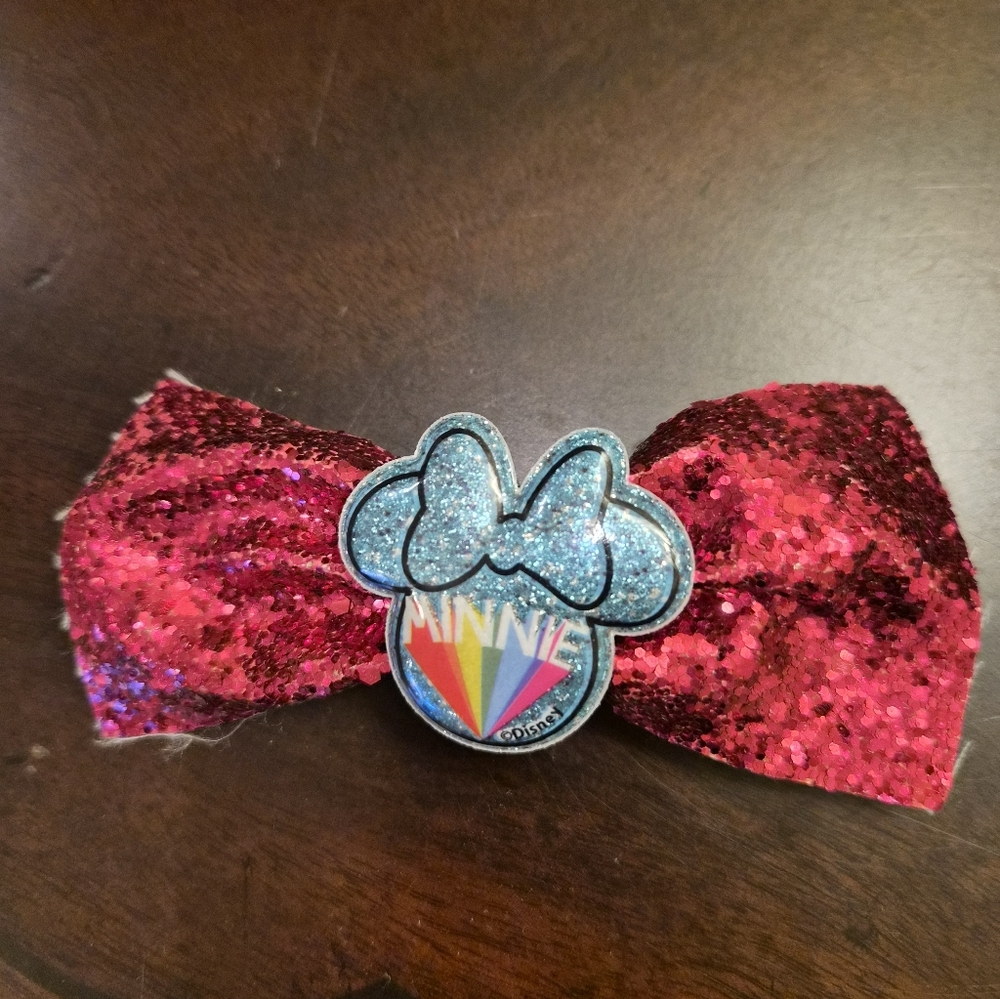 Minnie Mouse Red Glitter Hair Bow with Blue Minnie Mouse "Minnie" Profile Detail